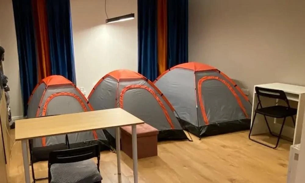 Ιδιοκτήτης Airbnb νοικιάζει σκηνές στο σαλόνι του - 80 ευρώ τη βραδιά (Βίντεο)